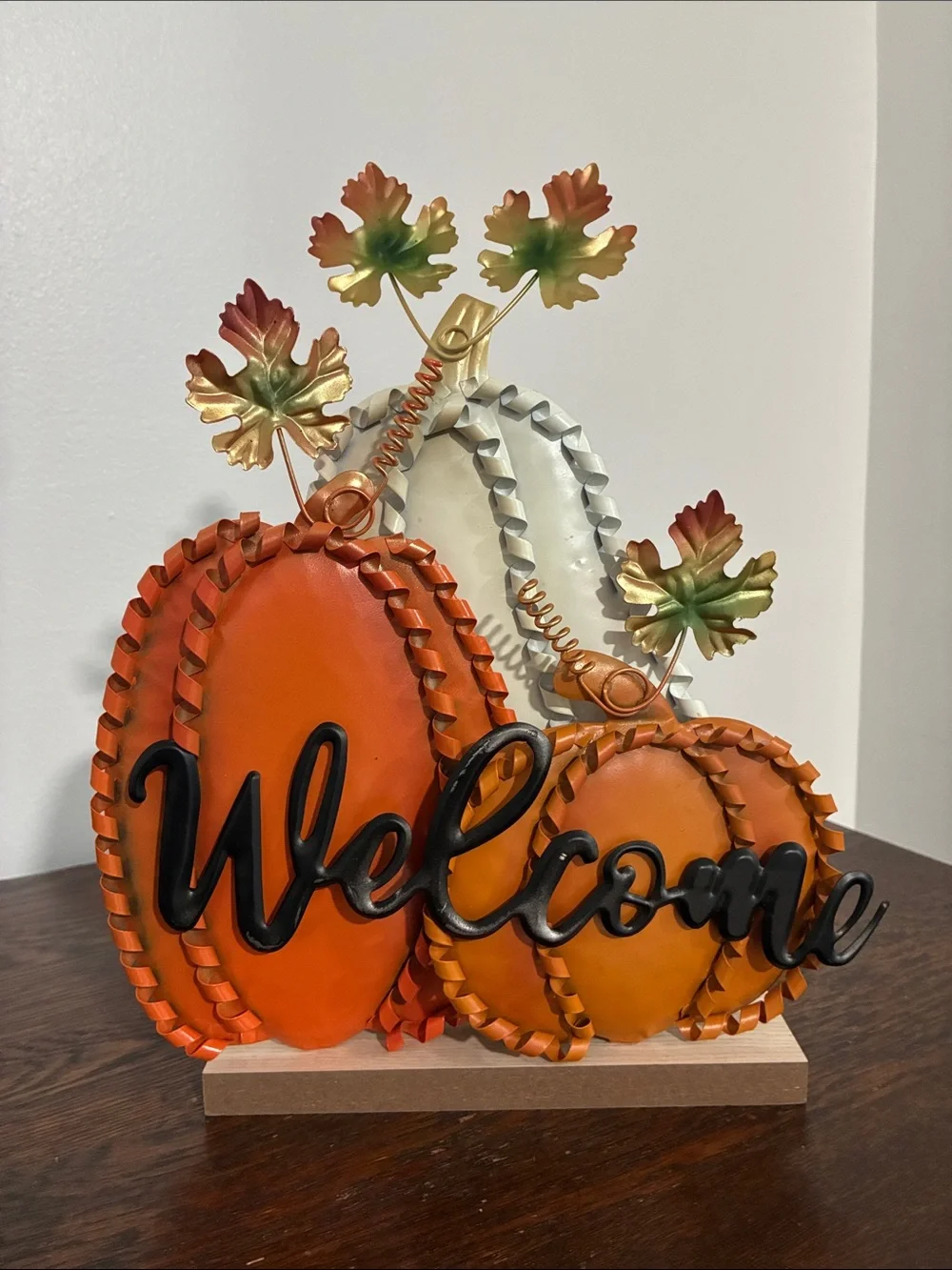 NWT- Beautiful Metal Fall Pumpkins Trio Welcome Decoration Sign w/ Wood Base 🍁